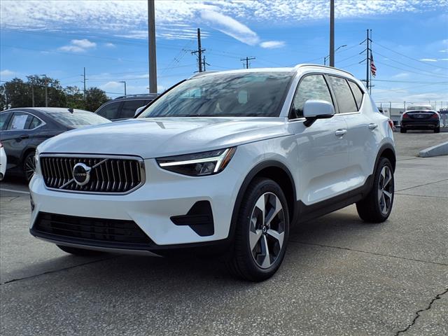 2025 Volvo XC40 B5 Core Bright Theme