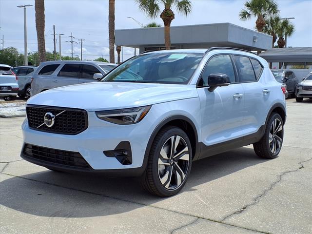 2025 Volvo XC40 B5 Ultra Dark Theme