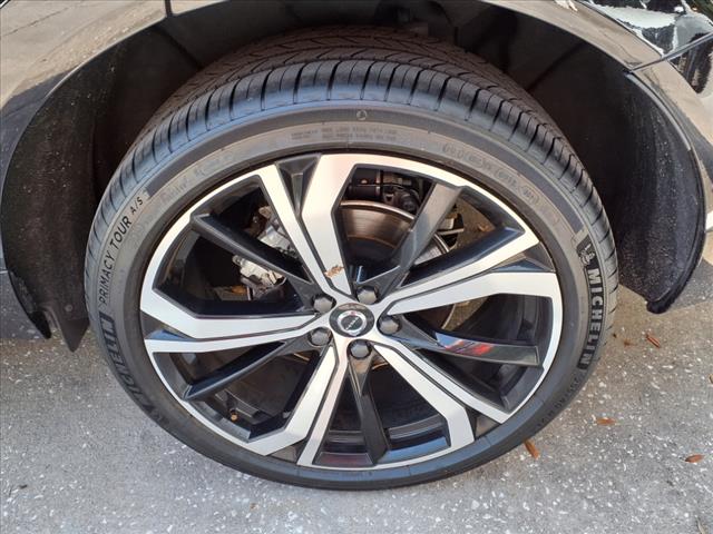 2023 Volvo XC60 B5 Ultimate Dark Theme