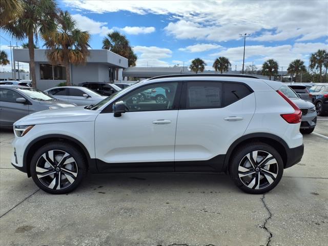 2025 Volvo XC40 B5 Plus Dark Theme