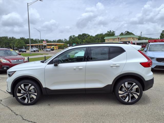 2025 Volvo XC40 B5 Plus Dark Theme