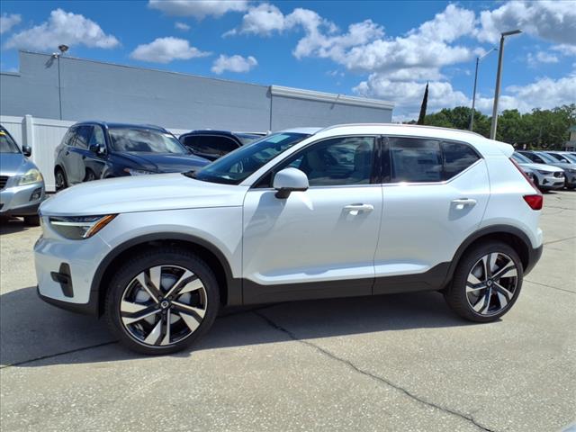 2025 Volvo XC40 B5 Ultra Bright Theme