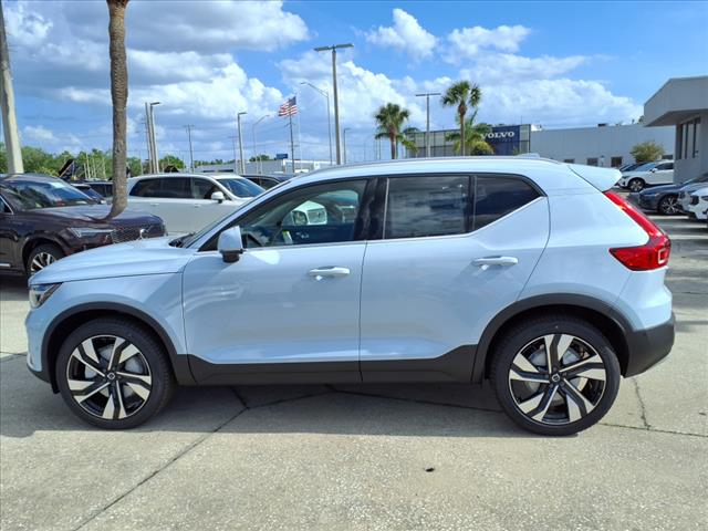 2025 Volvo XC40 B5 Ultra Bright Theme
