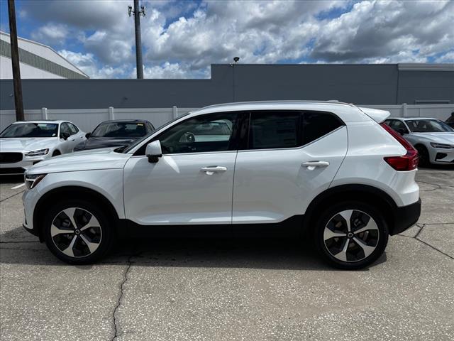 2025 Volvo XC40 B5 Core Bright Theme