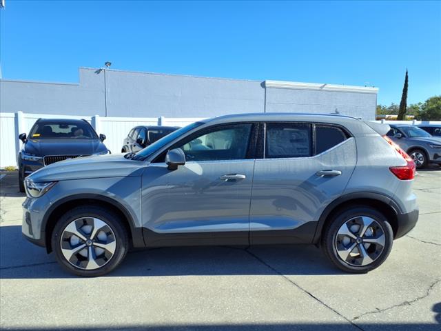 2025 Volvo XC40 B5 Core Bright Theme