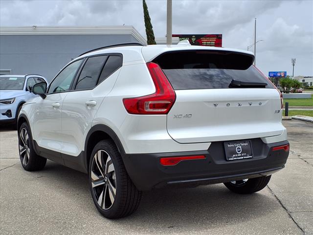 2025 Volvo XC40 B5 Plus Dark Theme