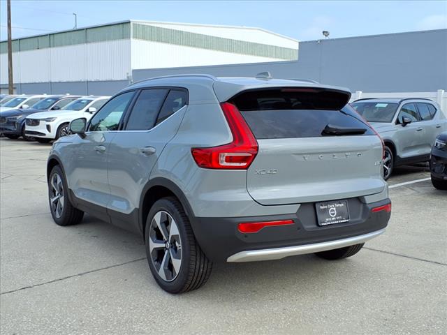 2025 Volvo XC40 B5 Plus Bright Theme