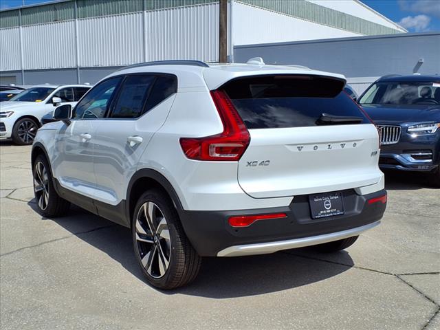 2025 Volvo XC40 B5 Ultra Bright Theme