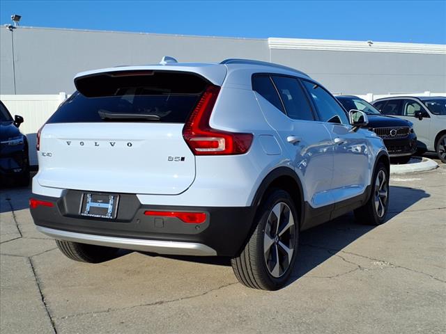 2025 Volvo XC40 B5 Plus Bright Theme