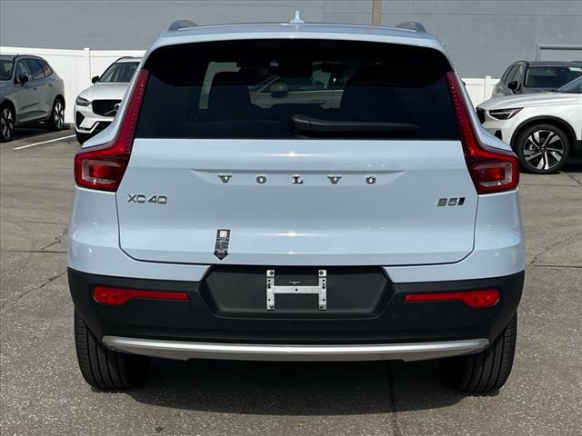 2025 Volvo XC40 B5 Ultra Bright Theme