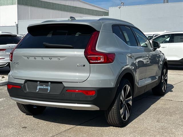 2025 Volvo XC40 B5 Ultra Bright Theme