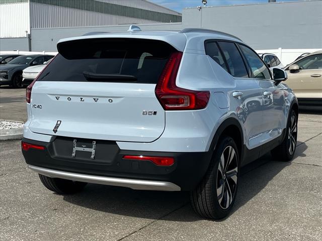 2025 Volvo XC40 B5 Ultra Bright Theme