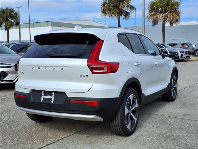 2025 Volvo XC40 B5 Core Bright Theme