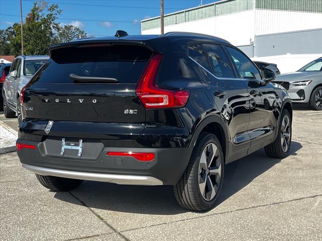 2025 Volvo XC40 B5 Core Bright Theme