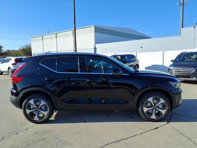 2025 Volvo XC40 B5 Core Bright Theme