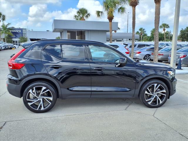 2022 Volvo XC40 T4 R-Design