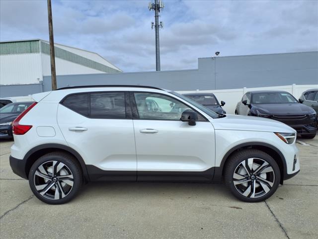 2025 Volvo XC40 B5 Plus Dark Theme