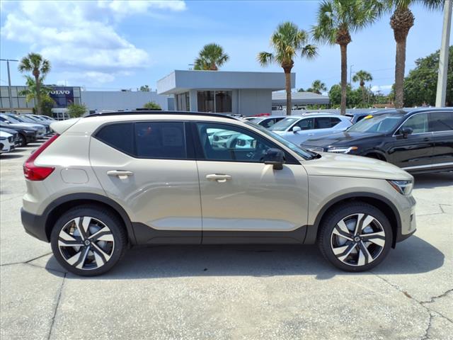 2025 Volvo XC40 B5 Plus Dark Theme