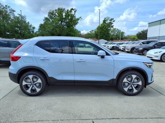 2025 Volvo XC40 B5 Plus Bright Theme