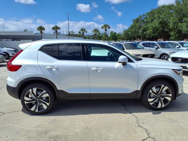 2025 Volvo XC40 B5 Ultra Bright Theme