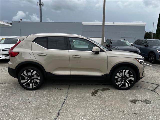 2025 Volvo XC40 B5 Ultra Bright Theme