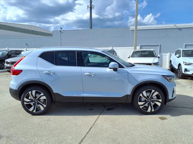 2025 Volvo XC40 B5 Ultra Bright Theme