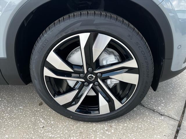 2025 Volvo XC40 B5 Plus Bright Theme