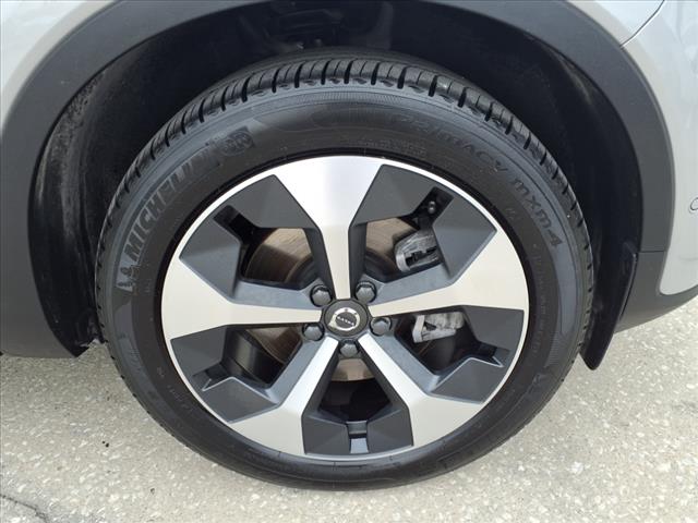 2025 Volvo XC40 B5 Plus Bright Theme