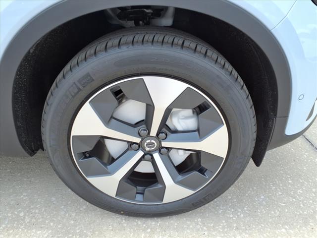 2025 Volvo XC40 B5 Plus Bright Theme