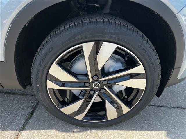 2025 Volvo XC40 B5 Ultra Bright Theme