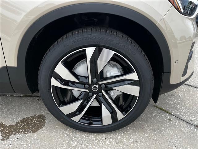 2025 Volvo XC40 B5 Ultra Bright Theme