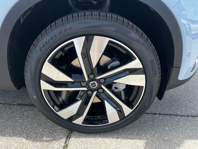 2025 Volvo XC40 B5 Ultra Bright Theme