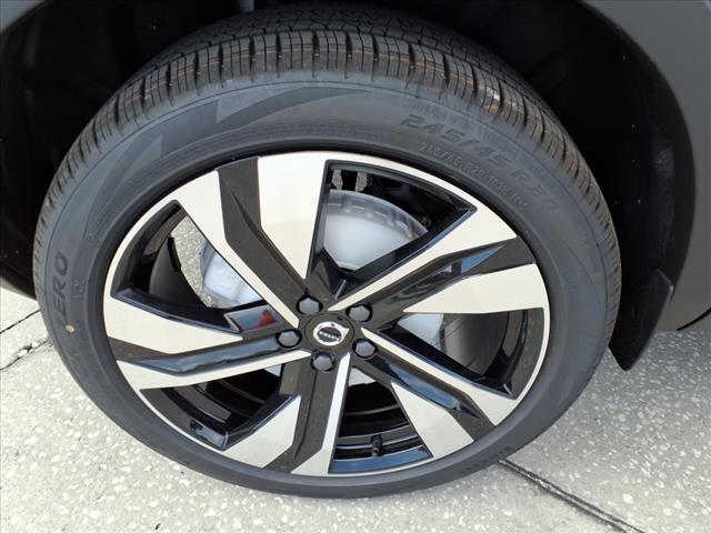 2025 Volvo XC40 B5 Ultra Bright Theme