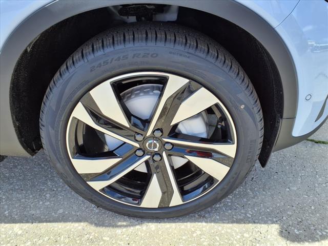 2025 Volvo XC40 B5 Ultra Bright Theme
