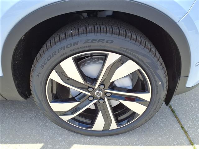 2025 Volvo XC40 B5 Ultra Dark Theme