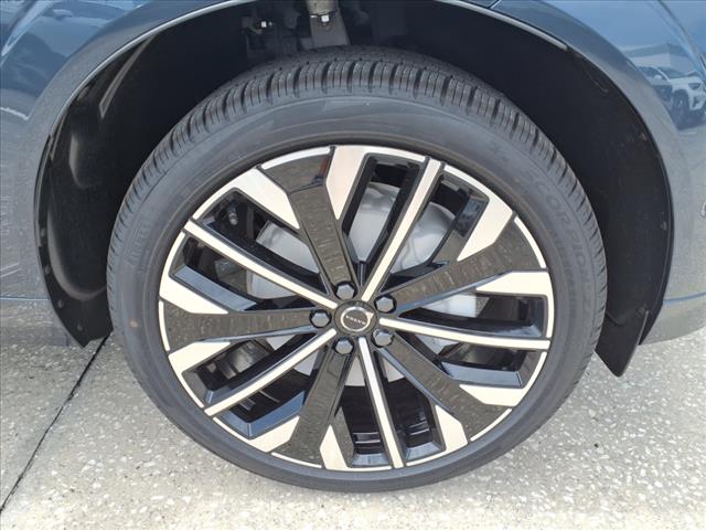 2026 Volvo XC60 B5 Ultra Dark Theme