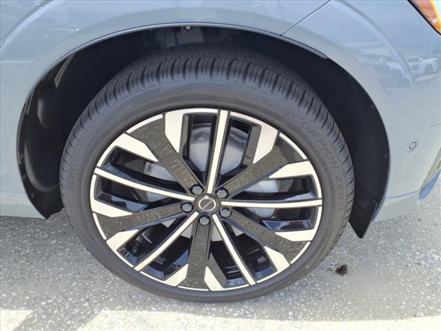 2026 Volvo XC60 B5 Ultra Dark Theme