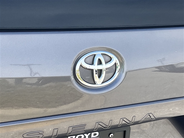 2015 Toyota Sienna LE 8-Passenger