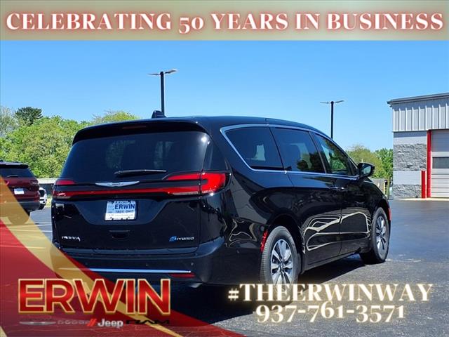 2025 Chrysler Pacifica Plug-In Hybrid Select