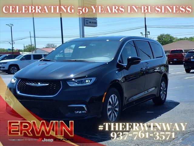 2025 Chrysler Pacifica Plug-In Hybrid Select