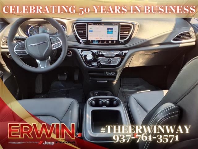 2025 Chrysler Pacifica Plug-In Hybrid Select