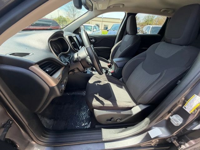 2016 Jeep Cherokee Latitude:R2669