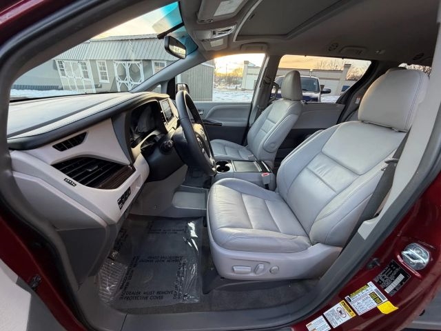 2017 Toyota Sienna XLE 7-Passenger:R2653