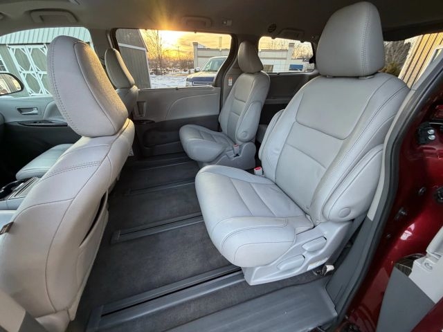 2017 Toyota Sienna XLE 7-Passenger:R2653