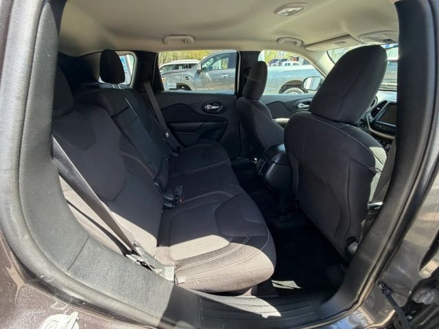 2016 Jeep Cherokee Latitude:R2669