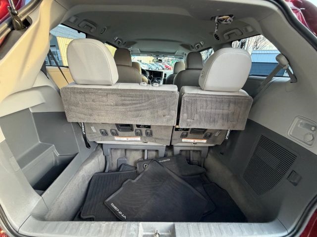 2017 Toyota Sienna XLE 7-Passenger:R2653