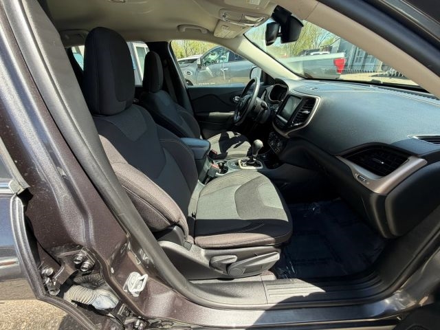 2016 Jeep Cherokee Latitude:R2669