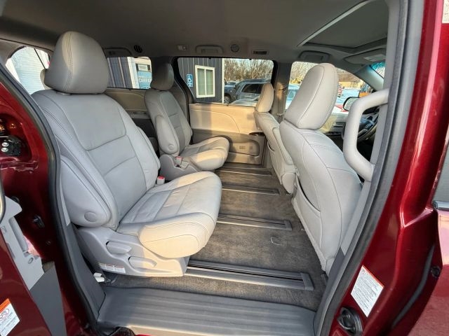 2017 Toyota Sienna XLE 7-Passenger:R2653