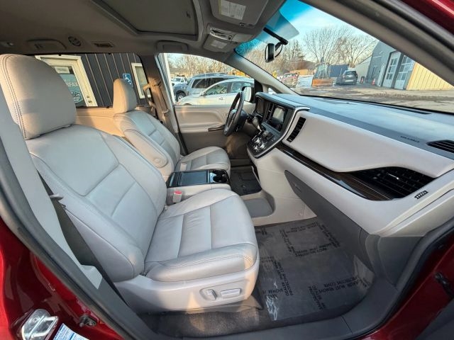 2017 Toyota Sienna XLE 7-Passenger:R2653