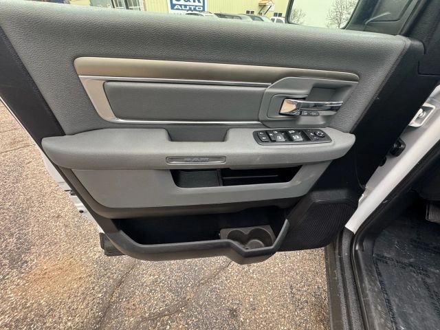 2016 Ram 1500 SLT photo 18